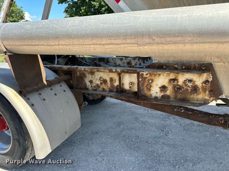 image for item DQ7348 2001 Fruehauf  pneumatic dry bulk trailer