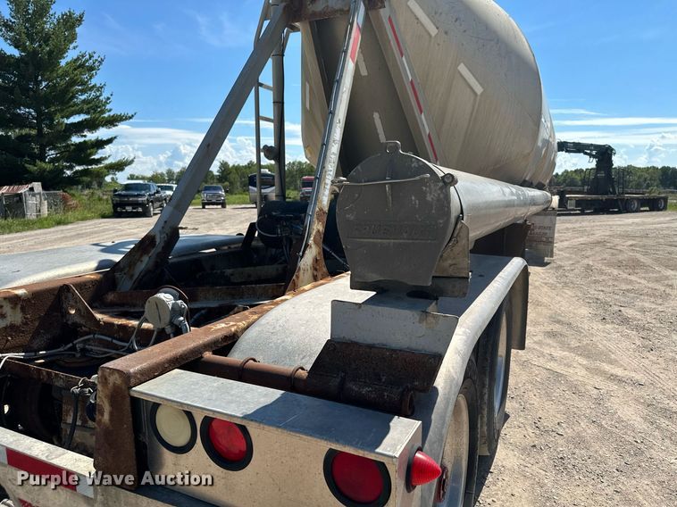 image for item DQ7348 2001 Fruehauf  pneumatic dry bulk trailer