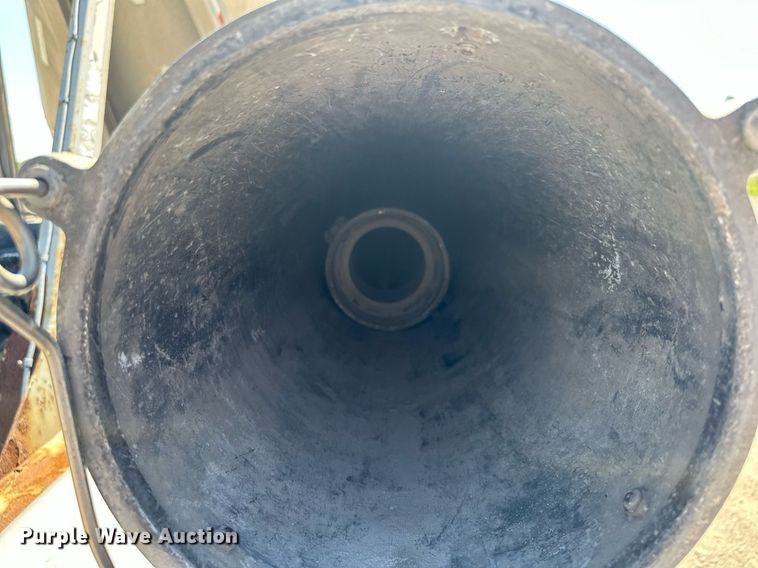 image for item DQ7348 2001 Fruehauf  pneumatic dry bulk trailer