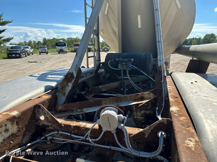 image for item DQ7348 2001 Fruehauf  pneumatic dry bulk trailer