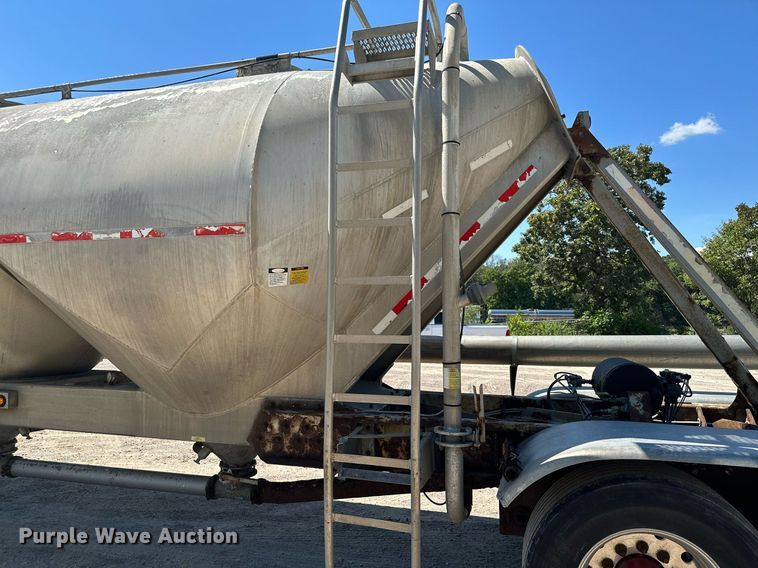 image for item DQ7348 2001 Fruehauf  pneumatic dry bulk trailer