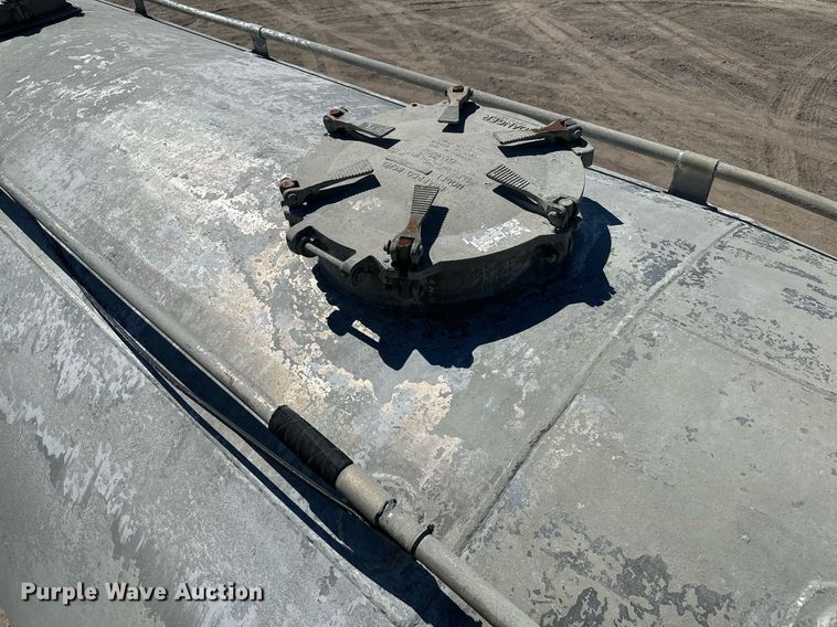 image for item DQ7348 2001 Fruehauf  pneumatic dry bulk trailer