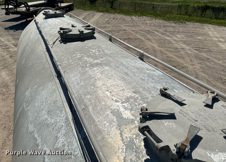 image for item DQ7348 2001 Fruehauf  pneumatic dry bulk trailer