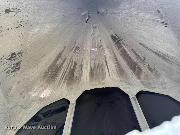 image for item DQ7348 2001 Fruehauf  pneumatic dry bulk trailer