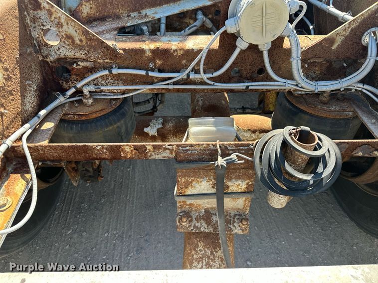 image for item DQ7348 2001 Fruehauf  pneumatic dry bulk trailer