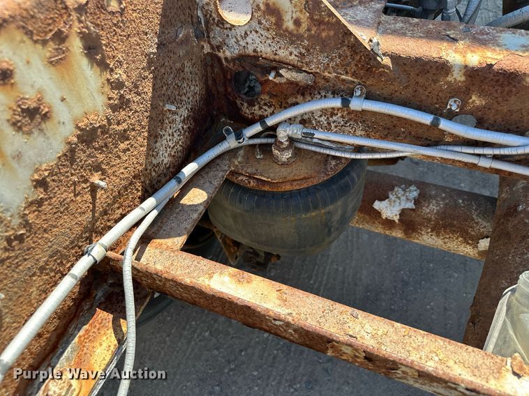 image for item DQ7348 2001 Fruehauf  pneumatic dry bulk trailer