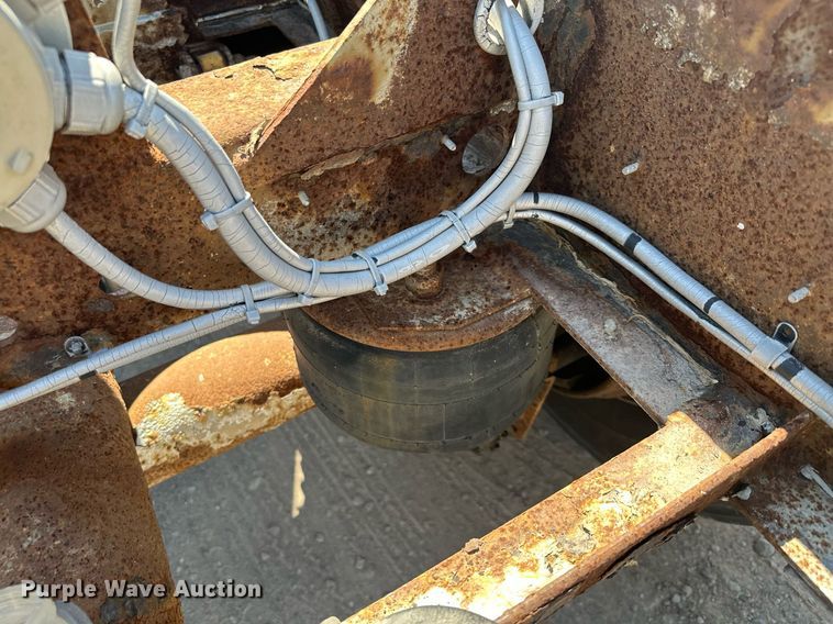 image for item DQ7348 2001 Fruehauf  pneumatic dry bulk trailer