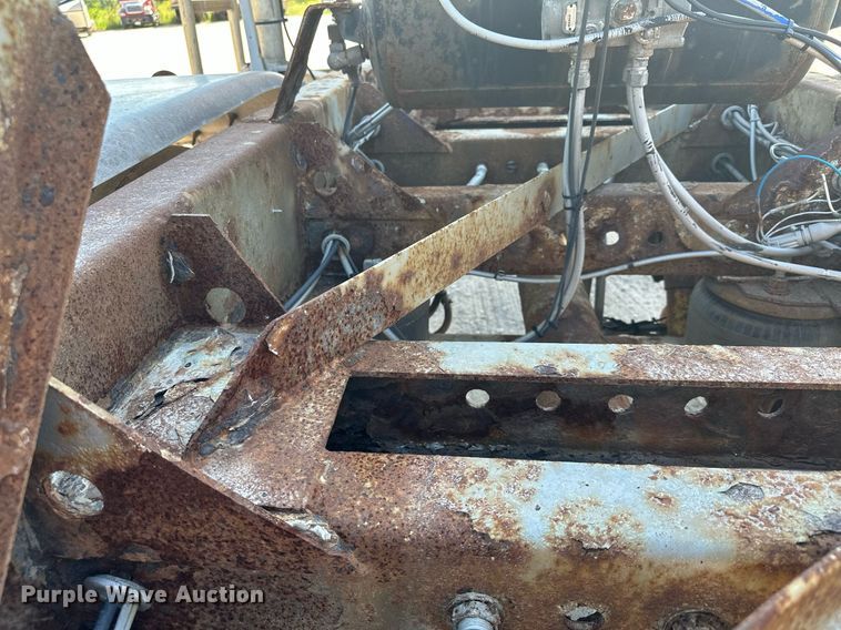 image for item DQ7348 2001 Fruehauf  pneumatic dry bulk trailer