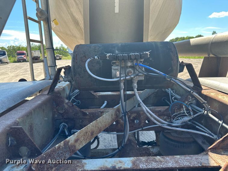 image for item DQ7348 2001 Fruehauf  pneumatic dry bulk trailer