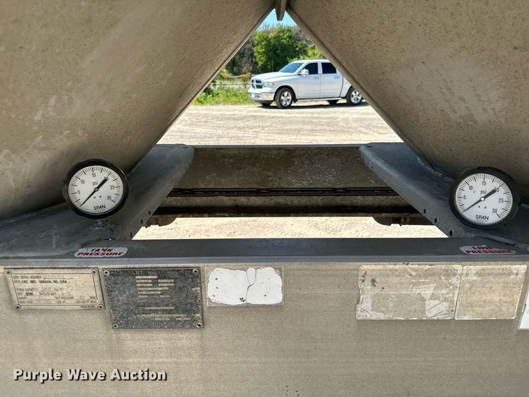 image for item DQ7348 2001 Fruehauf  pneumatic dry bulk trailer