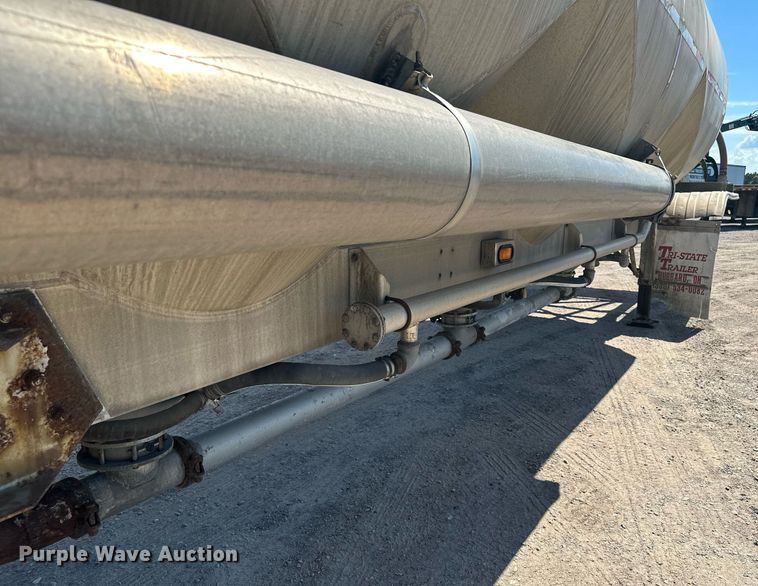 image for item DQ7348 2001 Fruehauf  pneumatic dry bulk trailer