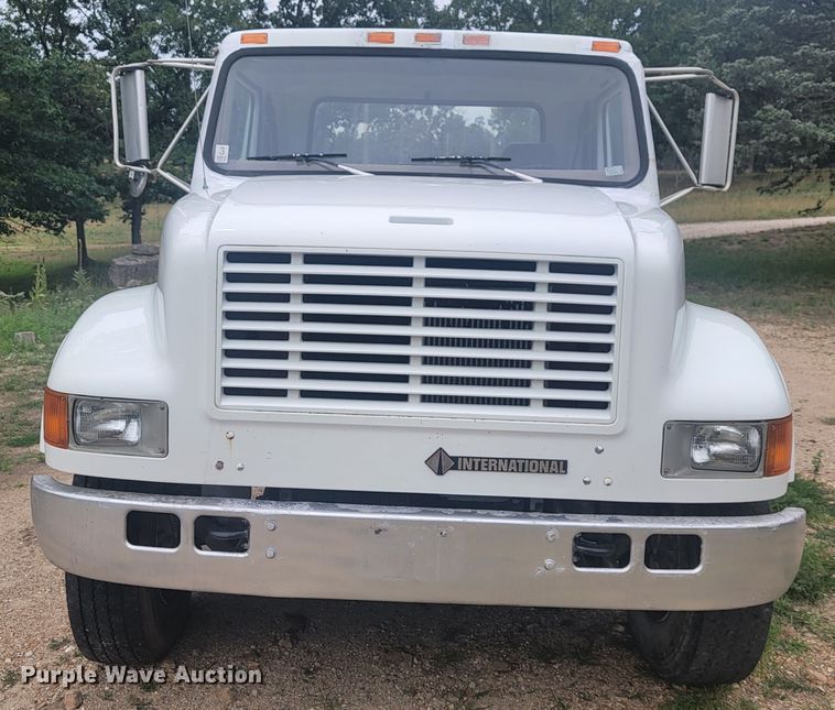 image for item JM9210 2001 International 4700  truck cab and chassis