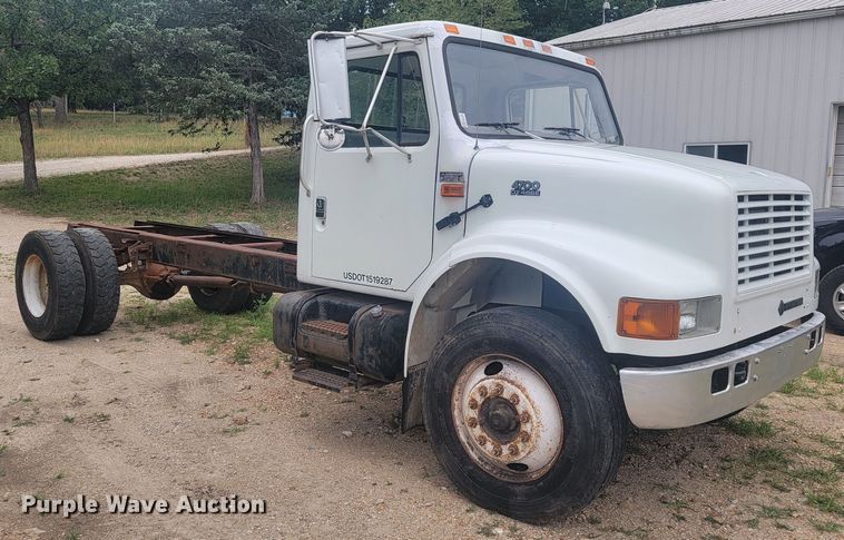 image for item JM9210 2001 International 4700  truck cab and chassis