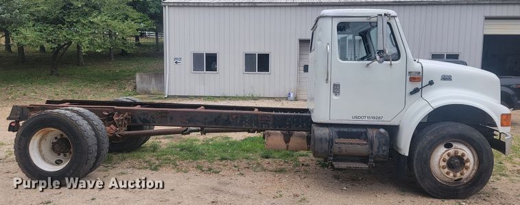 image for item JM9210 2001 International 4700  truck cab and chassis