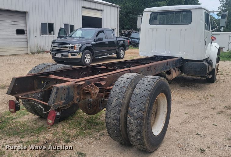 image for item JM9210 2001 International 4700  truck cab and chassis