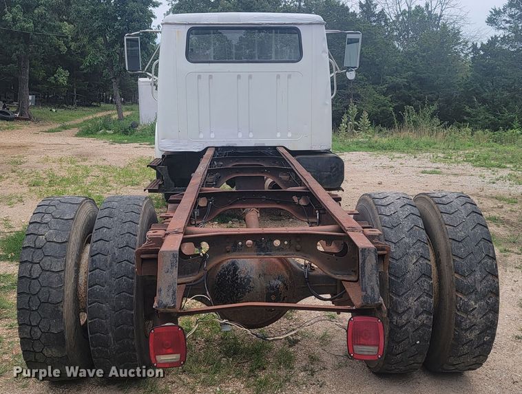 image for item JM9210 2001 International 4700  truck cab and chassis