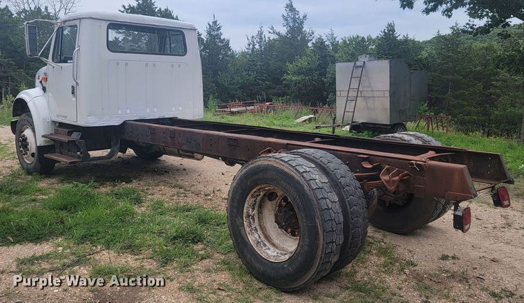 image for item JM9210 2001 International 4700  truck cab and chassis