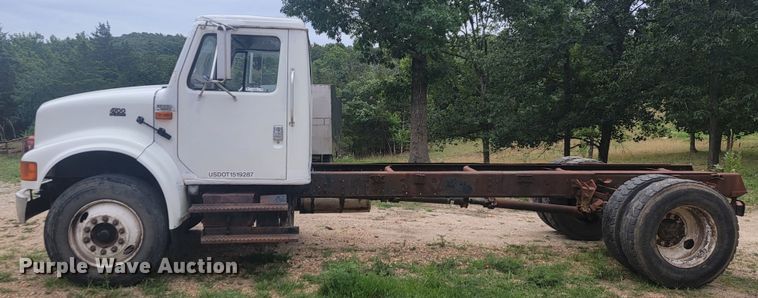 image for item JM9210 2001 International 4700  truck cab and chassis