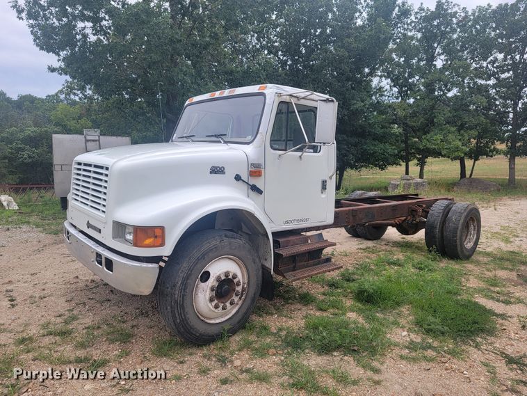 image for item JM9210 2001 International 4700  truck cab and chassis