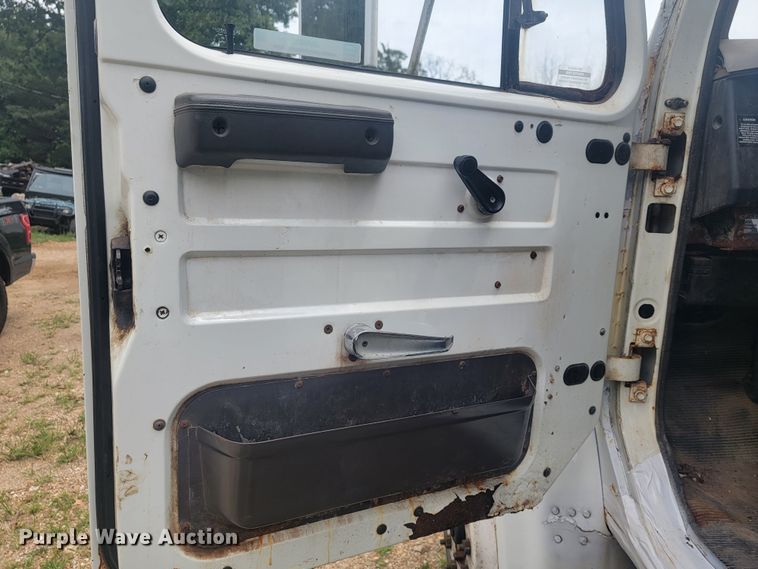 image for item JM9210 2001 International 4700  truck cab and chassis