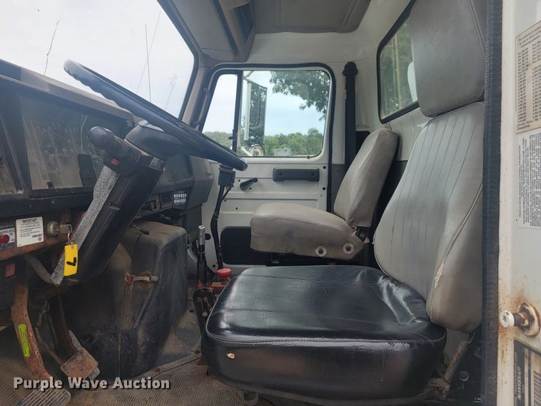 image for item JM9210 2001 International 4700  truck cab and chassis