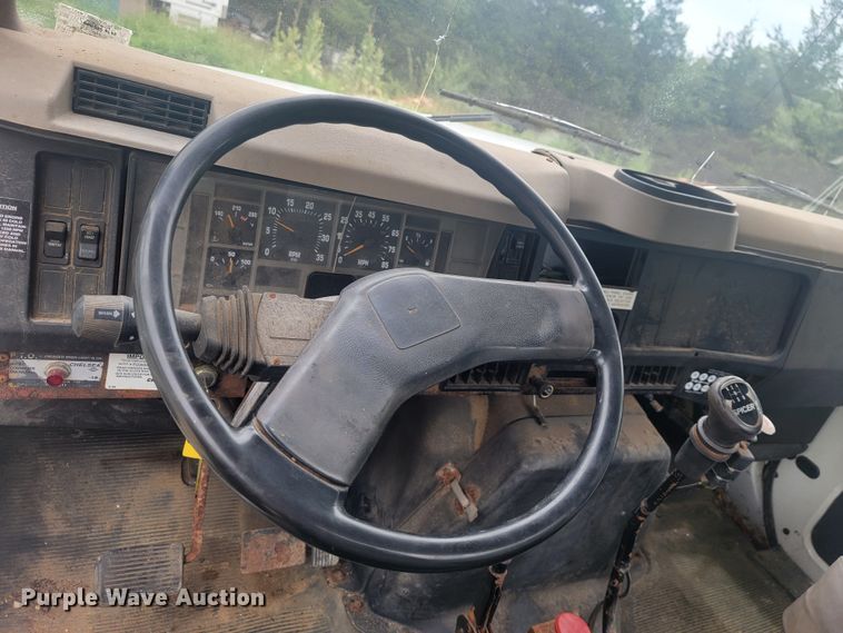 image for item JM9210 2001 International 4700  truck cab and chassis