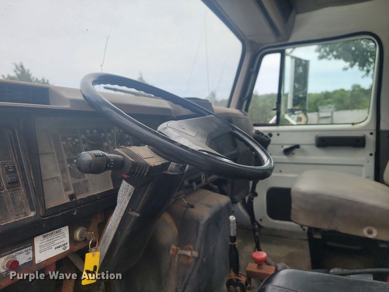 image for item JM9210 2001 International 4700  truck cab and chassis