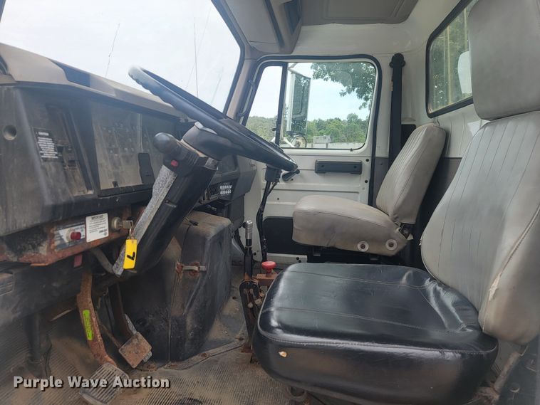 image for item JM9210 2001 International 4700  truck cab and chassis