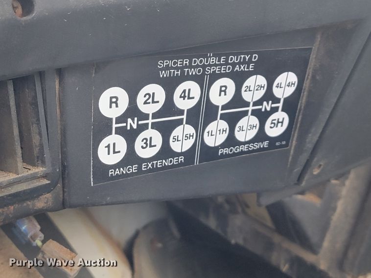 image for item JM9210 2001 International 4700  truck cab and chassis