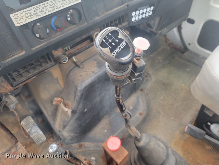 image for item JM9210 2001 International 4700  truck cab and chassis