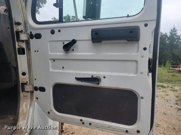 image for item JM9210 2001 International 4700  truck cab and chassis