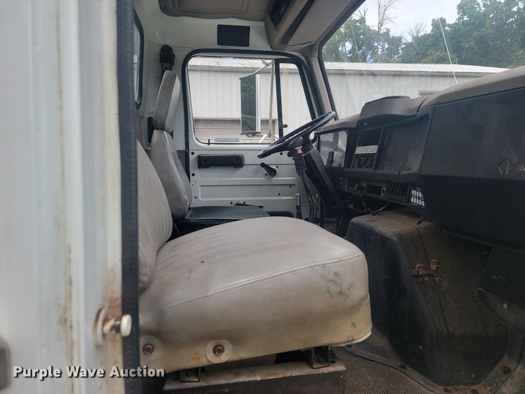 image for item JM9210 2001 International 4700  truck cab and chassis