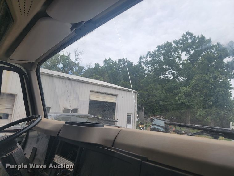 image for item JM9210 2001 International 4700  truck cab and chassis