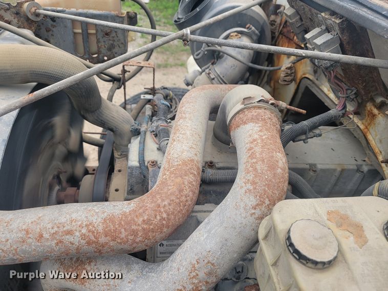 image for item JM9210 2001 International 4700  truck cab and chassis