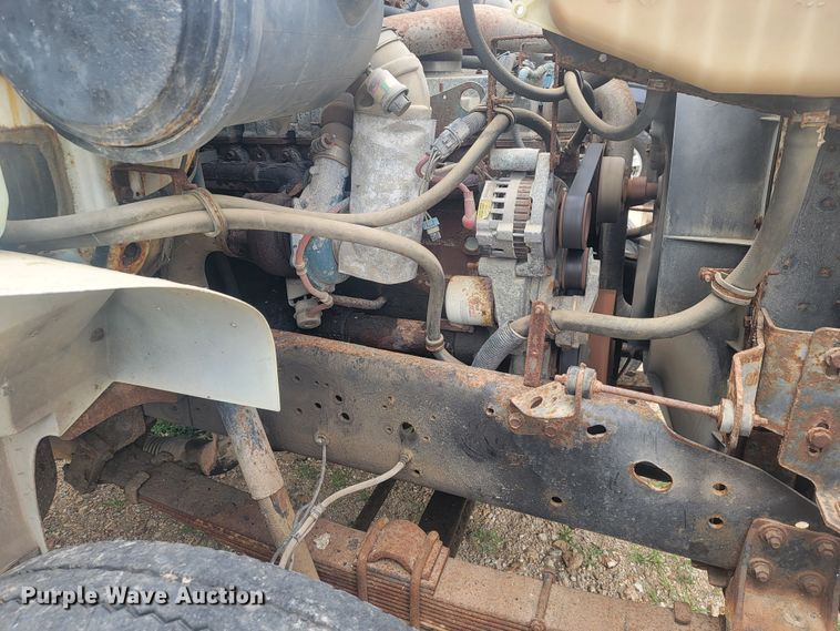 image for item JM9210 2001 International 4700  truck cab and chassis