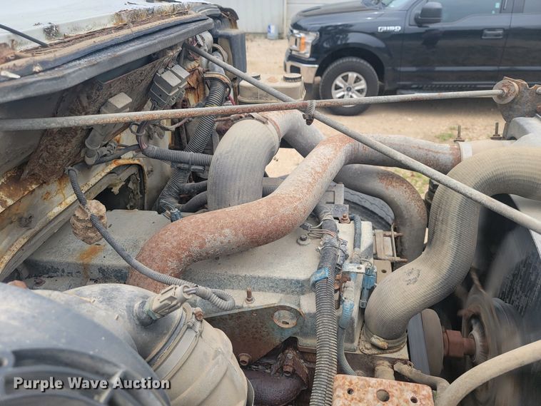 image for item JM9210 2001 International 4700  truck cab and chassis