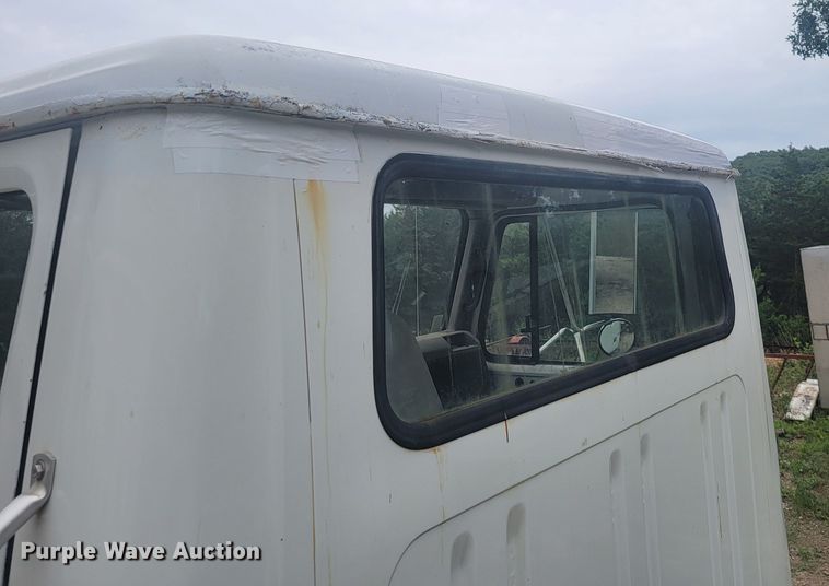 image for item JM9210 2001 International 4700  truck cab and chassis