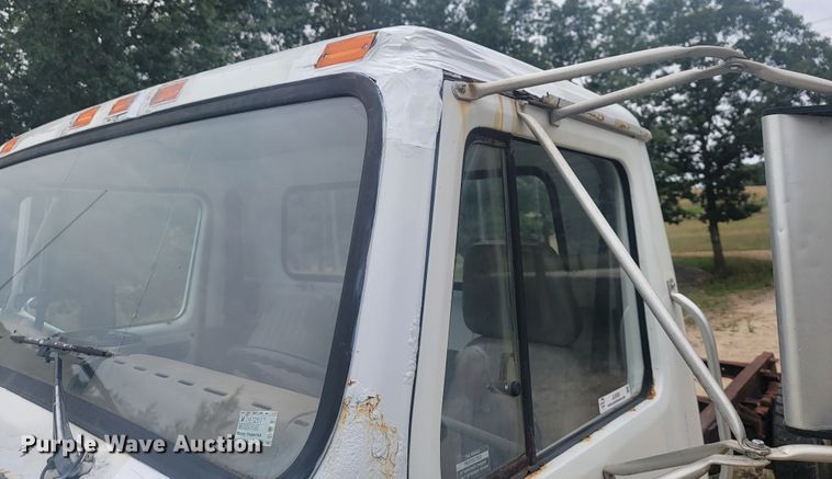 image for item JM9210 2001 International 4700  truck cab and chassis