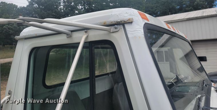 image for item JM9210 2001 International 4700  truck cab and chassis