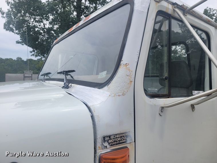 image for item JM9210 2001 International 4700  truck cab and chassis