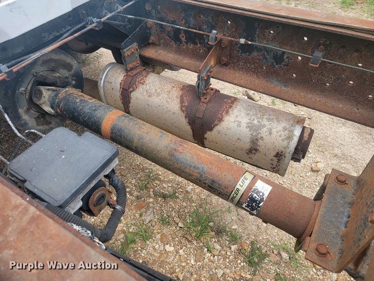 image for item JM9210 2001 International 4700  truck cab and chassis