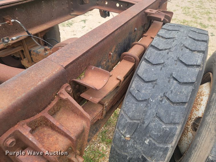 image for item JM9210 2001 International 4700  truck cab and chassis