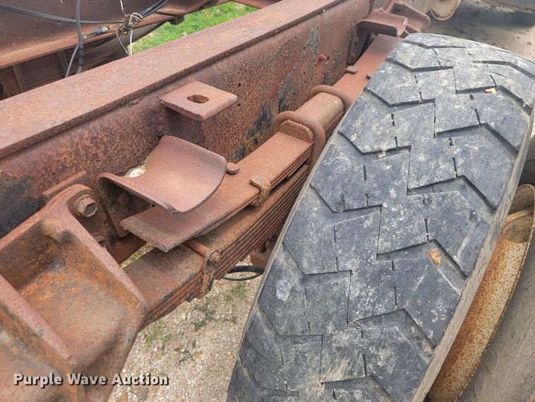 image for item JM9210 2001 International 4700  truck cab and chassis