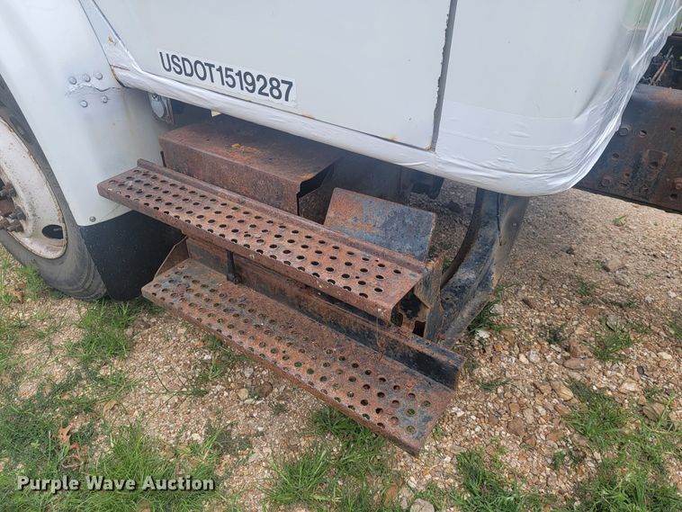 image for item JM9210 2001 International 4700  truck cab and chassis