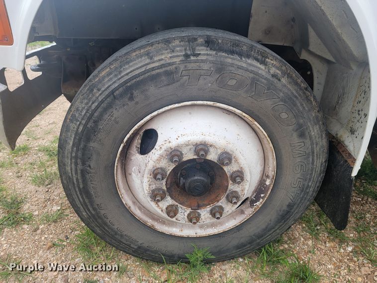 image for item JM9210 2001 International 4700  truck cab and chassis