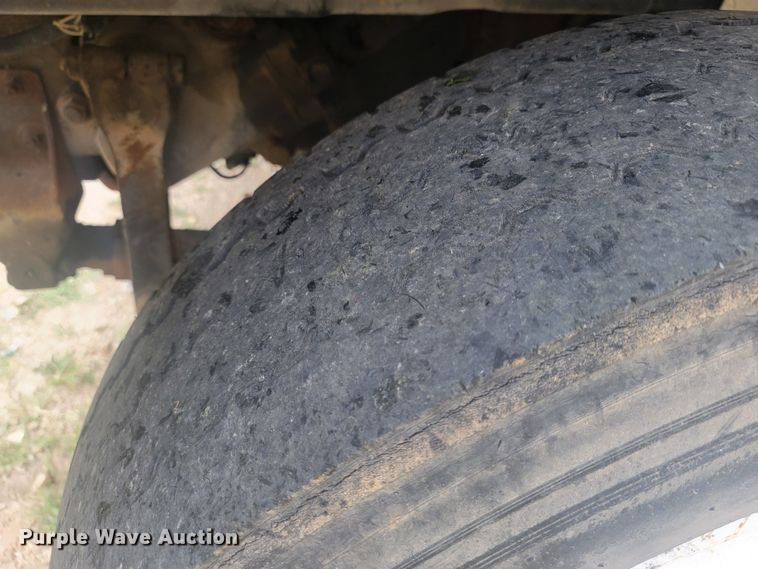 image for item JM9210 2001 International 4700  truck cab and chassis