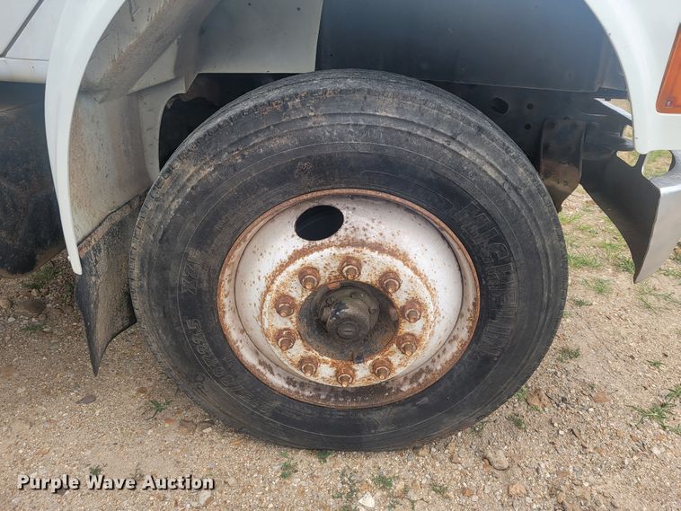 image for item JM9210 2001 International 4700  truck cab and chassis