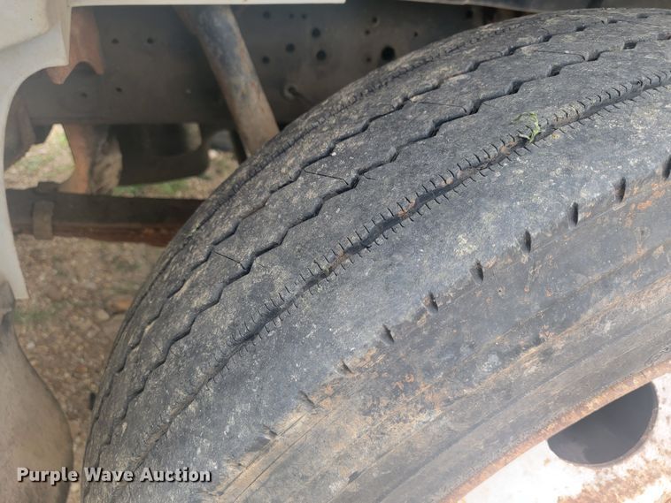 image for item JM9210 2001 International 4700  truck cab and chassis