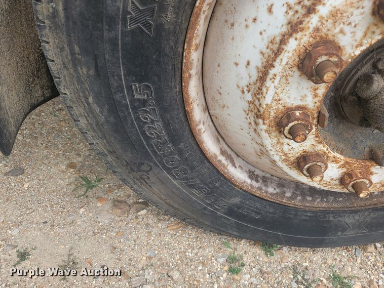 image for item JM9210 2001 International 4700  truck cab and chassis