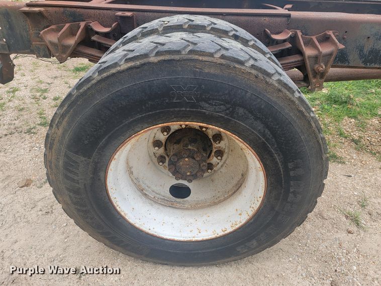 image for item JM9210 2001 International 4700  truck cab and chassis